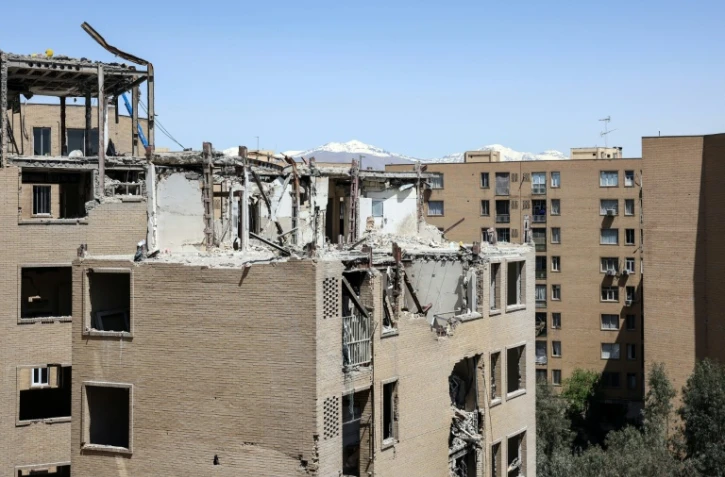 Un immeuble résidentiel de Téhéran endommagé par des frappes aériennes israélo-américaines, le 14 avril 2026