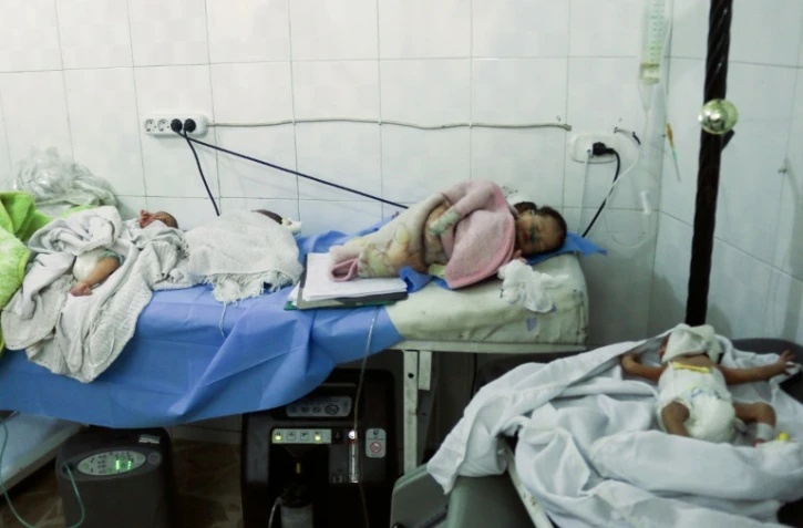 Des nouveaux-nés évacués d'un hôpital visé par un raid à Alep, en Syrie, le 8 juin 2016