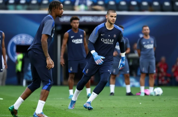 L'attaquant Bradley Barcola et le gardien Lucas Chevalier, recrue du PSG, à l'entraînement le 12 août 2025 à Udine