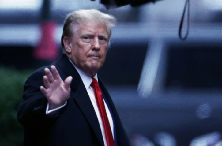 L'ancien président américain Donald Trump quitte la Trump Tower de Manhattan pour se rendre au tribunal fédéral civil de New York pour son procès en diffamation,  le 26 janvier 2024 