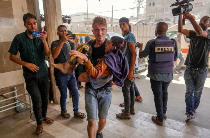 Un enfant palestinien blessé après des bombardements israéliens,  transporté à l'hôpital Nasser de Khan Younès, dans le sud de la bande de Gaza, le 25 juillet 2024