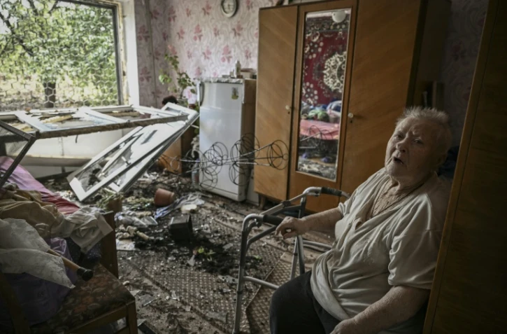 Femme dans son logement touché par un tir de missile, à Soledar dans la région ukrainienne du Donbass, le 4 juin 2022