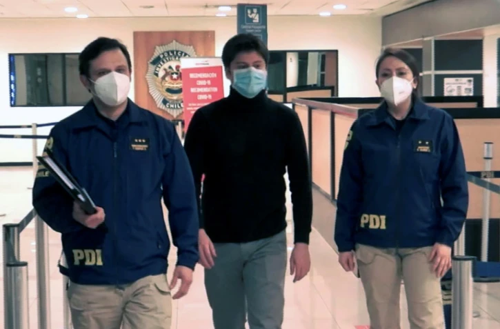 Nicolas Zepeda, escorté par la police chilienne à l'arrivée à l'aéroport de Santiago, le 22 juillet 2020
