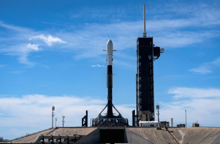 Photo diffusée par le ministère sud-coréen de la Défense, le 7 avril 2024, d'une fusée SpaceX Falcon 9 avant le lancement du deuxième satellite espion sud-coréen au Centre spatial John F. Kennedy, en Floride
