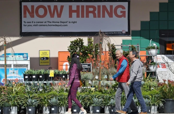 Une pancarte de recrutement devant un magasin de bricolage Home Depot Ă San Rafael (Californie), le 8 mars 2024
