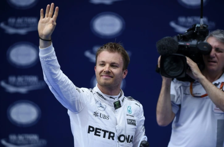 L'Allemand Nico Rosberg (Mercedes) salue ses supporteurs après sa pole position pour le GP de Chine, le 16 avril 2016 à Shanghai 