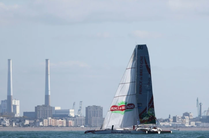 Le bateau Prince de Bretagne, lors du départ de la Transat Jacques Vabre, le 25 octobre 2015 au Havre