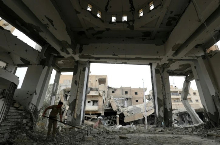 Un démineur à l'oeuvre dans l'église arménienne catholique des Martyrs à Raqa le 20 décembre 2017