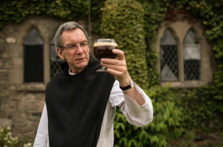 Un moine britannique, le père Joseph tient un verre de bière près de l'abbaye du Mont-Saint-Bernard dans le centre de l'Angleterre, le 17 juillet 2019