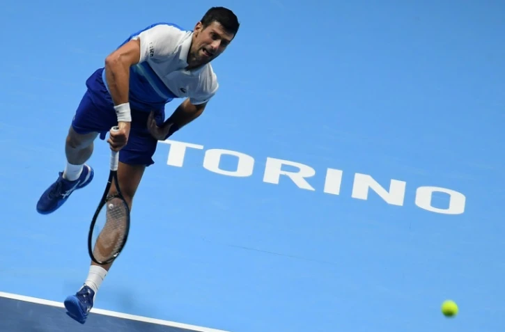Novak Djokovic au service face au Norvégien Casper Ruud pour leur entrée dans le masters de fin de saison à Turin, le 15 novembre 2021 
