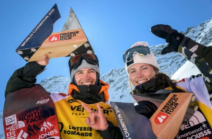 Marion Haerty (d) et Victor de Le Rue champions du monde en snowboard après la dernière étape du Freeride World Tour sur le mythique spot de Verbier, dans les Alpes suisses, le 23 mars 2021