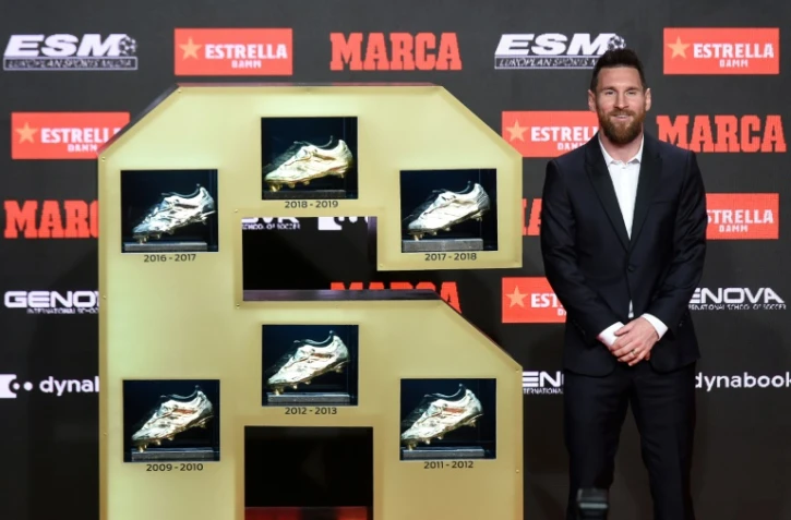 Le capitaine du Barça Lionel Messi pose avec ses six souliers d'or européens, le 16 octobre 2019 à Barcelone   