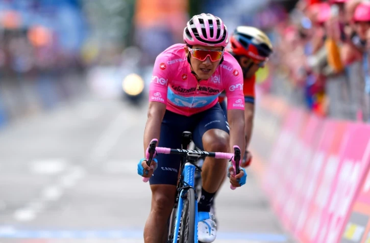 Le coureur de la Movistar Richard Carapaz résiste au retour de Vincenzo Nibali au terme de la 15e étape du Giro à Côme, le 26 mai 2019