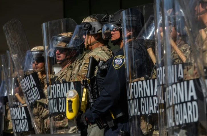 Des membres de la Garde nationale de Californie devant un bâtiment fédéral, le 9 juin 2025 à Los Angeles