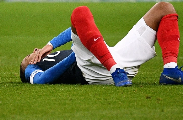 Le crack Kylian Mbappé reste au sol, touché à l'épaule droite, lors d'un match avec les Bleus face à l'Uruguay, le 20 novembre 2018 au Stade de France