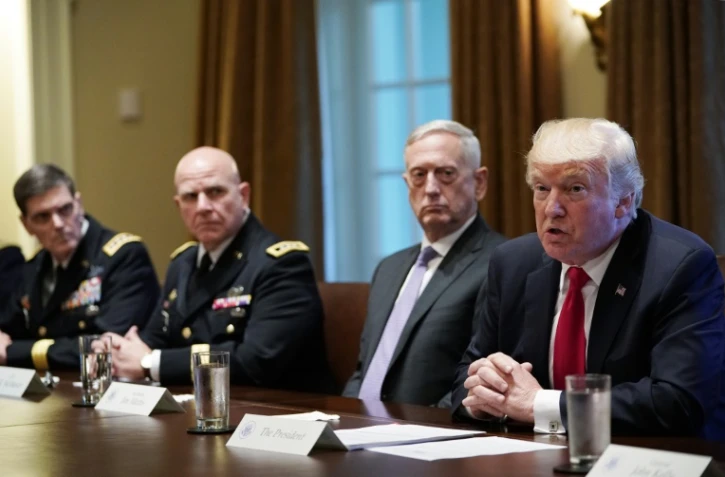 Donald Trump aux côtés du Secrétaire à la Défense James Mattis et des principaux responsables militaires, le 5 octobre 2017 à la Maison blanche, à Washington