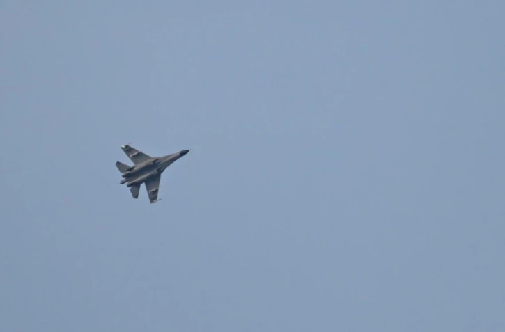 Un avion militaire chinois survole l'île chinoise de Pingtan, le point du continent le plus proche de Taïwan, le 6 août 2022