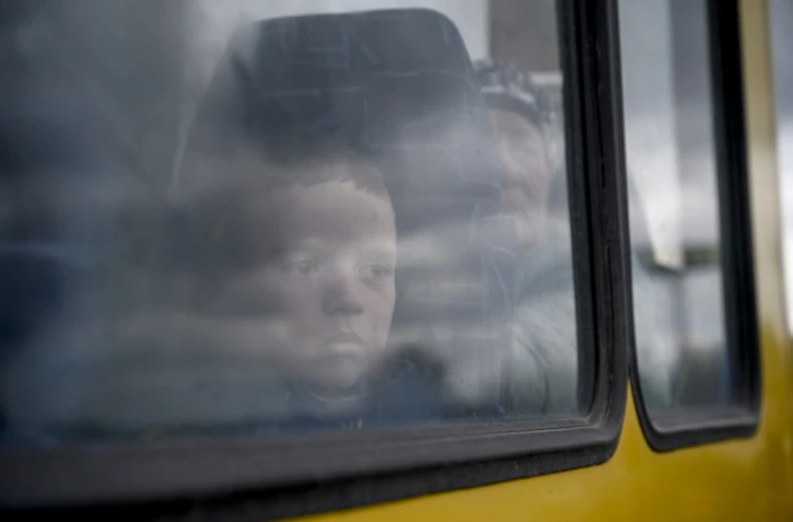 Un garçon évacué de Marioupol dans le bus arrivant dans la ville de Zaporijjia sous cntrôle ukrainien, le 21 avril 2022