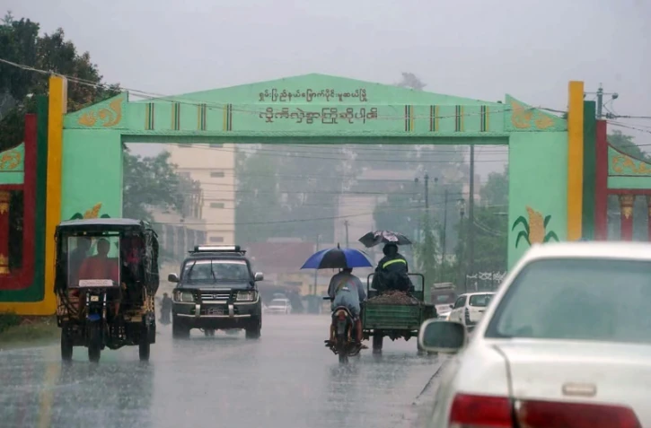 Un panneau "Bienvenue à Muse, dans le nord de l'État Shan" à l'entrée de la ville, le 16 octobre 2024 en Birmanie
