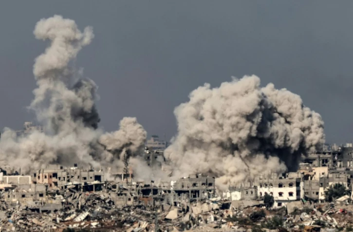 Une photo prise depuis le sud d'Israël montre un panache de fumée après des bombardements dans la bande de Gaza, le 8 décembre 2023