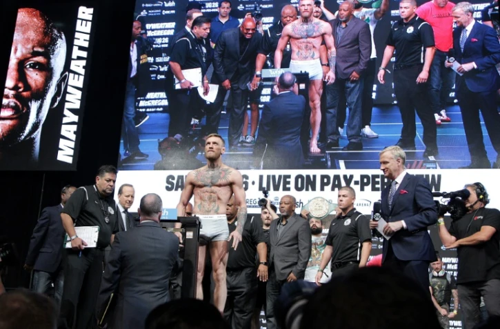 L'Irlandais Conor McGregor lors de la pesée avant son combat de boxe samedi contre l'Américain Floyd Mayweather, le 25 août 2017, à Las Vegas