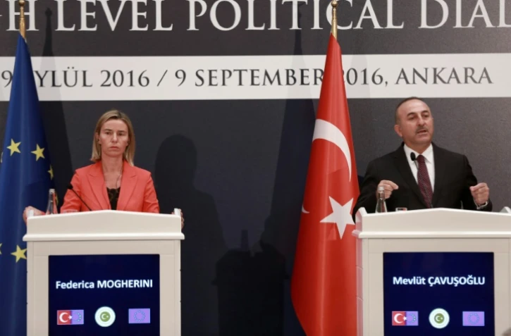 La chef de la diplomatie européenne Federica Mogherini (G) et le ministre turc des Affaires étrangères Mevlut Cavusoglu, le 9 septembre 2016 à Ankara
