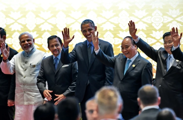Barack Obama (c), le Premier ministre indien Narendra Modi (g), le sultan de Brunei Hassanal Bolkiah (2è g), le Premier ministre vietnamien Nguyen Xuan Phuc (2è d), le Premier ministre du Laos Thongloun Sisoulith (d), lors d'une séance photo au sommet de l'Asean à Vientiane, le 8 septembre 2016