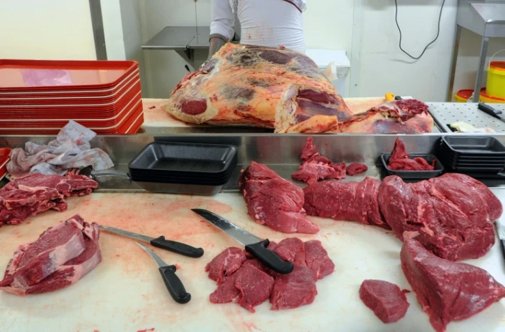 De la viande rouge au rayon boucherie d'une grande surface