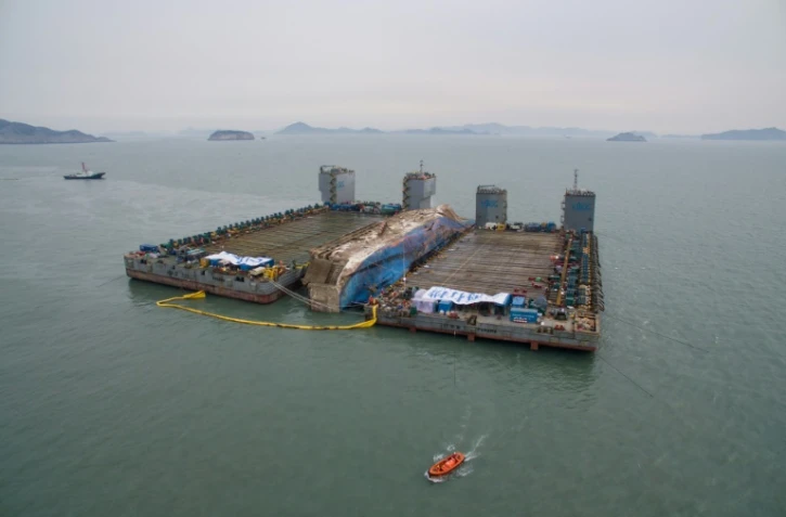 Vue aérienne de l'opération de renflouement  du ferry Sewol, le 24 mars 2017, au large de l'île de Jindo, en Corée du Sud