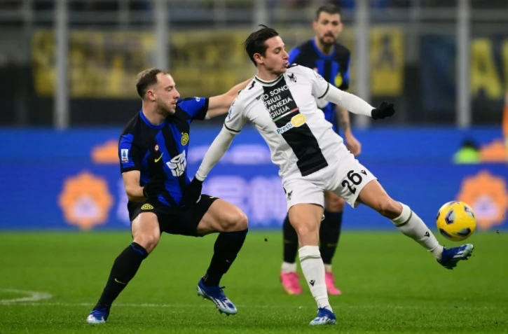 Florian Thauvin (D), qui va arriver à Lens en provenance de l'Udinese, lors d'un match de Serie A contre l'Inter Milan, à Milan le 9 décembre 2023