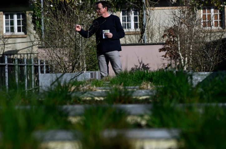 Le botaniste Hervé Tiger dans le pollinarium installé sur le toit d'une bibliothèque, Rennes, le 18 mars 2022