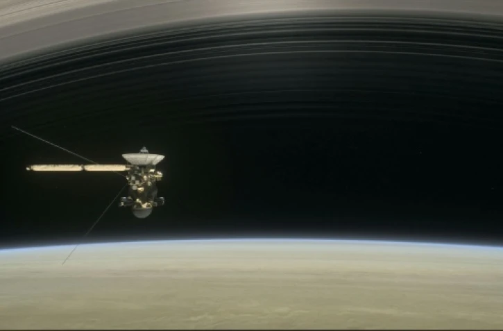 Représentation artistique d'un document de la Nasa publié le 9 août 2017 montrant la sonde Cassini effectuant un de ces cinq plongeons à travers la haute atmosphère de Saturne 