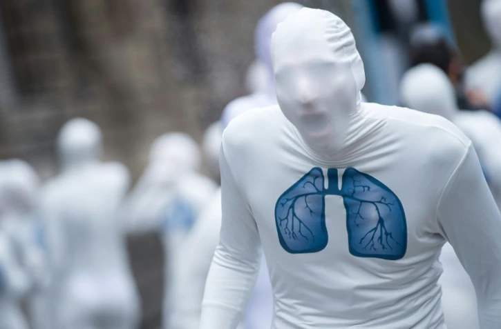 Un militant de Greenpeace manifeste à Stuttgart, dans le sud-ouest de l'Allemagne, le 19 février 2018