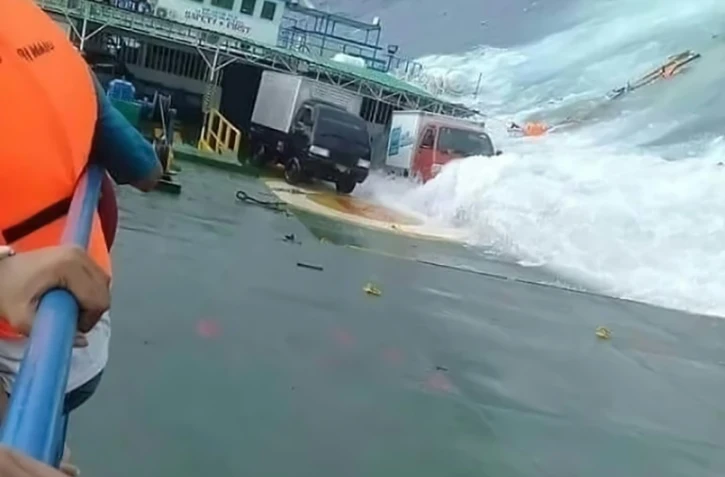 Photo fournie par l'Agence nationale indonésienne de gestion des catastrophes Indonesia's Badan Nasional Penanggulangan Bencana montrant le naufrage d'un ferry dans les eaux de l'île des Célèbes (Sulawesi), en Indonésie, le 3 juillet 2018