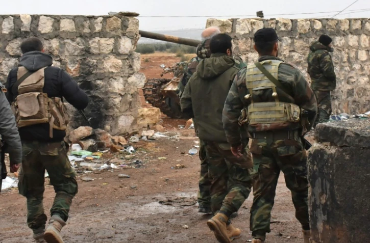 Des soldats du régime syrien déployés le 30 novembre 2016 à Sheikh Saeed un quartier d'Alep