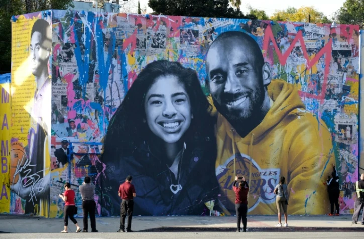 La défunte star du basket Kobe Bryant et sa fille Gianna, morts le 26 janvier 2020 dans un accident d'hélicoptère, représentés sur une fresque murale peinte par l'artiste français Mr. Brainwash à Los Angeles