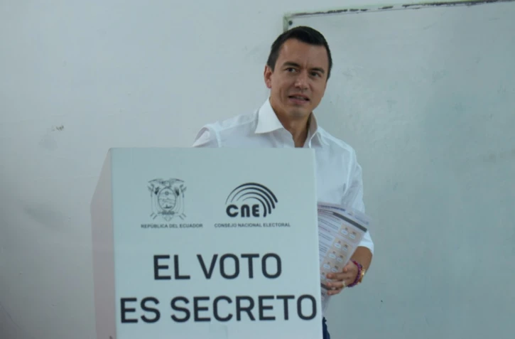 Le président équatorien Daniel Noboa vote lors d'un référendum sur plusieurs mesures du gouvernement contre le narcotrafic et les gangs, le 21 avril 2024 à Olon, dans l'ouest de l'Equateur