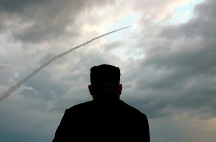 Capture d'écran de la télévision KCTV montrant le leader nord-coréen Kim Jong Un assister au lancement d'un missile, le 31 juillet 2019 depuis un poste d'observation non localisé