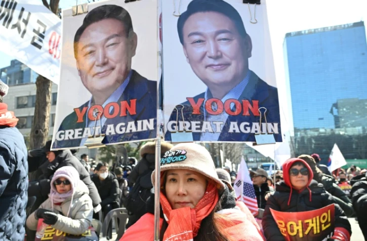 Une partisante de l'ancien président sud-coréen destitué Yoon Suk Yeol devant le tribunal du district central de Séoul, à Séoul, le 19 février 2026