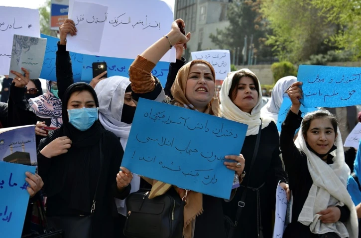 Des femmes et filles afghanes manifestent à Kaboul contre la décision prise par les talibans de fermer l'enseignement secondaire aux filles, le 26 mars 2022