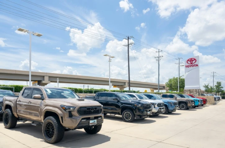 Des Toyota Tacoma sont exposés à la vente chez le concessionnaire Toyota Cedar Park le 7 juillet 2026 à Cedar Park, au Texas