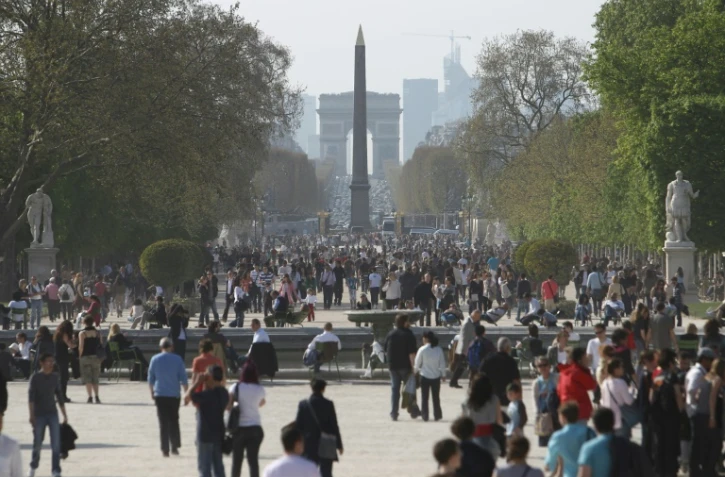 Des promeneurs aux jardins des Tuileries en avril 2010 à Paris