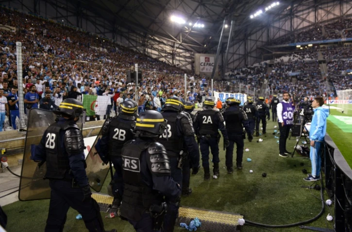Les CRS déployés devant l'un des virages du Stade Vélodrome après des jets de projectiles, lors d'OM-OL, le 20 septembre 2015 à Marseille