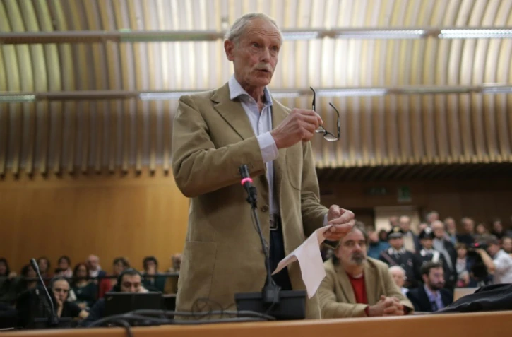 L'écrivain italien Erri de Luca, contre qui le parquet a requis huit mois de prison ferme pour "incitation au sabotage" du chantier du tunnel Lyon-Turin, fait une déclaration le 19 octobre 2015 devant le tribunal de Turin 