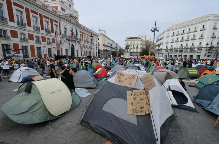 Des manifestants installés dans des tentes sur la Puerta del Sol à Madrid pour protester contre les expulsions de logements, le 27 septembre 2026