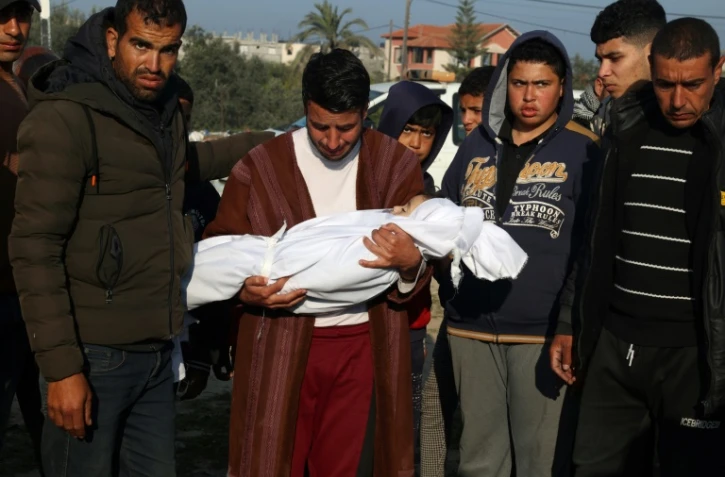 Enterrement d'un enfant tué dans une frappe israélienne à Khan Younès, dans le sud de la bande de Gaza, le 26 février 2024