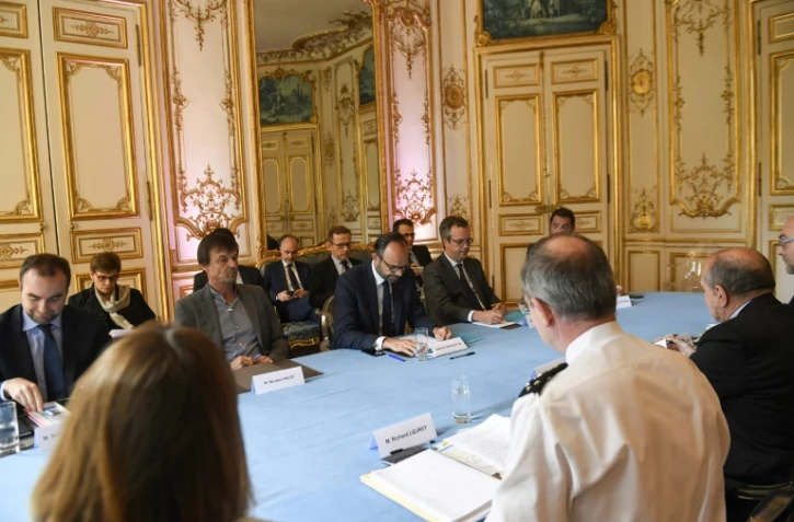 Le Premier ministre Edouard Philippe (c) et le ministre de la Transition écologique Nicolas Hulot (2e g) lors d'une réunion le 25 avril 2018 à l'Hôtel Matignon sur la situation dans la ZAD de Notre-Dame-des-Landes