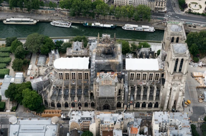 Cette photo aérienne prise le 14 juillet 2019 à Paris, la capitale française, montre la cathédrale Notre-Dame de Paris en construction après avoir été gravement endommagée par un énorme incendie le 15 avril dernier.