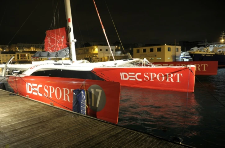 Le maxi-trimaran Idec Sport de Francis Joyon à Brest avant de se lancer dans  le Trophée Jules Verne, le 16 décembre 2016