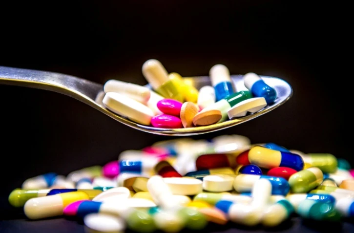 Une part importante des seniors de plus de 65 ans prend au moins sept médicaments différents, et beaucoup d'entre eux bien davantage, le double en moyenne, selon le mensuel 60 Millions de consommateurs